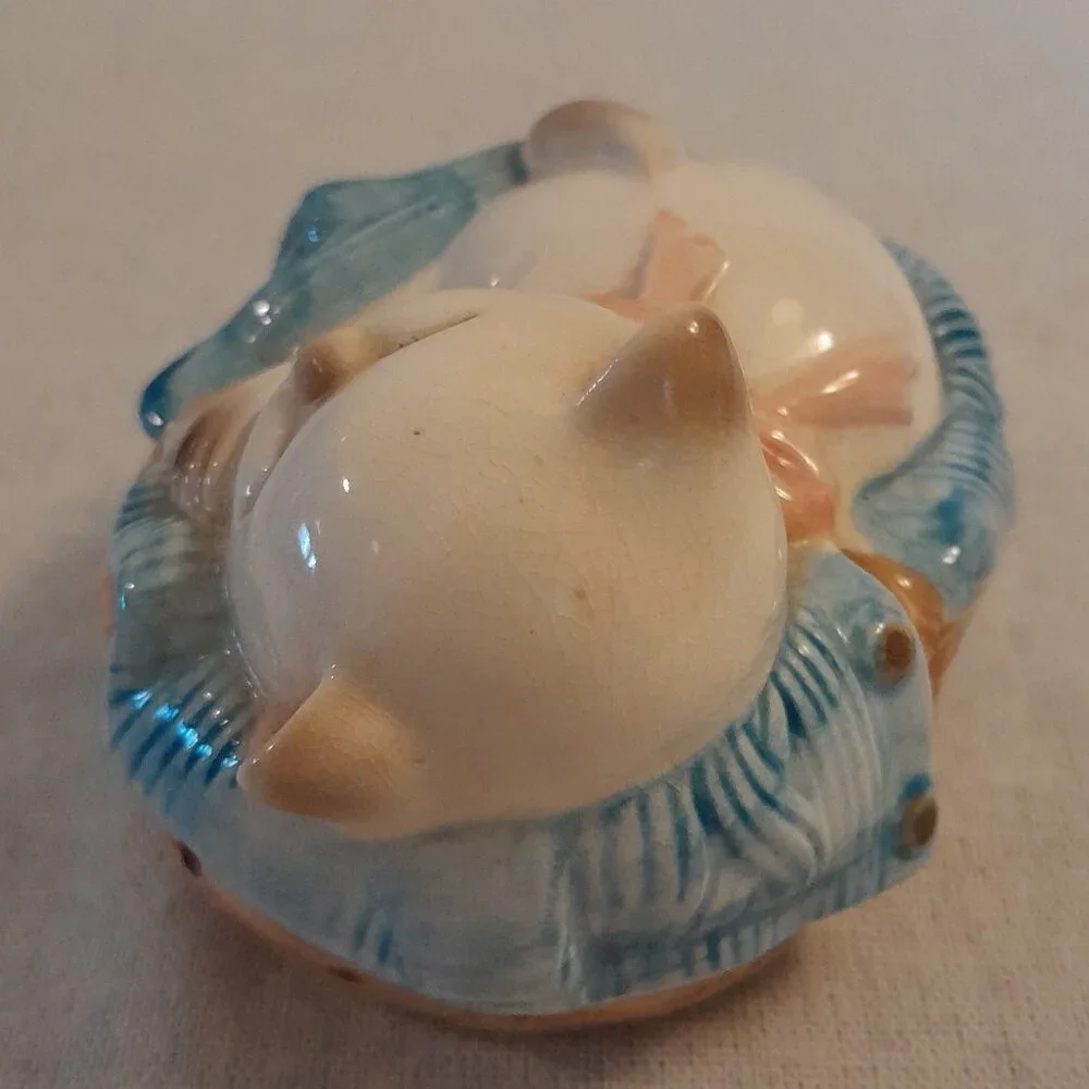 RARE VTG Avon Sleeping Siamese Kitten In Basket Pomander/Scent Diffuser